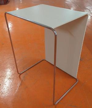 Table d’appoint design Pearson Lloyd modèle Parcs édition Bene à usage vertical ou horizontal, armature en acier chromé, plateau en bois stratifié blanc. 71 x 41 x 47 cm. 7 unités. Vendu à l’unité avec faculté de réunion. Localisation : 5 avenue Kleber – 75116 Paris