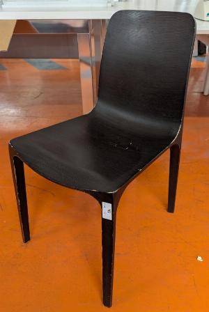 Chaise design Odo Fioravanti modèle Frida édition Pedrali en bois couleur wenge. (usures). 80 x 45 x 53 cm. 30 unités. Vendu à l'unité avec faculté de réunion. Localisation : 5 avenue Kleber - 75116 Paris