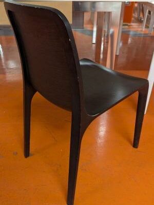 Chaise design Odo Fioravanti modèle Frida édition Pedrali en bois couleur wenge. (usures). 80 x 45 x 53 cm. 30 unités. Vendu à l’unité avec faculté de réunion. Localisation : 5 avenue Kleber – 75116 Paris