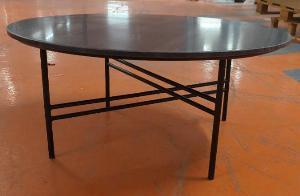 Table basse ronde, plateau en pierre, piétement en acier laqué noir. 35 x 80 cm. Localisation : 5 avenue Kleber - 75116 Paris
