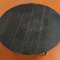 Table basse ronde, plateau en pierre, piétement en acier laqué noir. 35 x 80 cm. Localisation : 5 avenue Kleber - 75116 Paris – Image 2