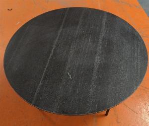 Table basse ronde, plateau en pierre, piétement en acier laqué noir. 35 x 80 cm. Localisation : 5 avenue Kleber – 75116 Paris