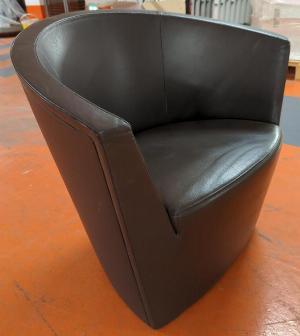 Chauffeuse design Pietro Arosio modèle Parentesi édition Tacchini recouverte de cuir marron foncé, piétement patins chromés. 72 x 75 x 70 cm. 6 unités. Vendu à l’unité avec faculté de réunion. Localisation : 5 avenue Kleber – 75116 Paris