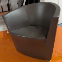 Chauffeuse design Pietro Arosio modèle Parentesi édition Tacchini recouverte de cuir marron foncé, piétement patins chromés. 72 x 75 x 70 cm. 6 unités. Vendu à l'unité avec faculté de réunion. Localisation : 5 avenue Kleber - 75116 Paris – Image 3