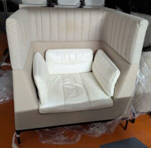 Fauteuil acoustique en tissu beige et cuir blanc. 120 x 103 x 111 cm. 2 unités. Vendu à l'unité avec faculté de réunion. Localisation : 5 avenue Kleber - 75116 Paris