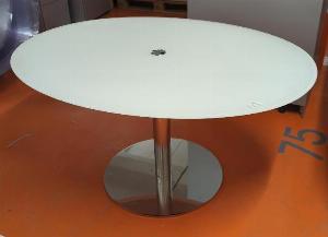 Table de réunion ovale, plateau en verre fumé blanc avec trappe passe câble centrale reposant sur un pied colonne en acier chromé. 73 x 140 x 107 cm. (ex 506). Localisation : 5 avenue Kleber - 75116 Paris
