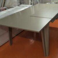 Ensemble de bureau de direction de couleur beige comprenant : un bureau rectangulaire avec sous main et tiroir en ceinture (75 x 230 x 111 cm), un meuble de rangement multifonction avec caisson, trappes techniques, plateau rétractable, compartiments pour pc (73 x 156 x 58 cm), une enfilade (232 x 62 x 45 cm) et un caisson mobile (63 x 57 x 40 cm). Localisation : 5 avenue Kleber - 75116 Paris – Image 2