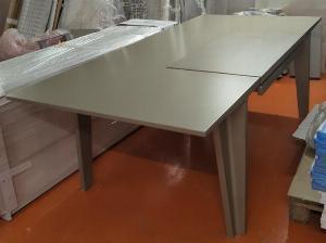 Ensemble de bureau de direction de couleur beige comprenant : un bureau rectangulaire avec sous main et tiroir en ceinture (75 x 230 x 111 cm), un meuble de rangement multifonction avec caisson, trappes techniques, plateau rétractable, compartiments pour pc (73 x 156 x 58 cm), une enfilade (232 x 62 x 45 cm) et un caisson mobile (63 x 57 x 40 cm). Localisation : 5 avenue Kleber – 75116 Paris