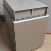 Ensemble de bureau de direction de couleur beige comprenant : un bureau rectangulaire avec sous main et tiroir en ceinture (75 x 230 x 111 cm), un meuble de rangement multifonction avec caisson, trappes techniques, plateau rétractable, compartiments pour pc (73 x 156 x 58 cm), une enfilade (232 x 62 x 45 cm) et un caisson mobile (63 x 57 x 40 cm). Localisation : 5 avenue Kleber - 75116 Paris – Image 3