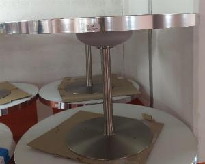 Table ronde avec trappe technique centrale, plateau en bois stratifié et verre fumé blanc cerclé d’inox reposant sur un piètement en acier chromé. 74 x 111 cm. (ex 539). 7 unités. Vendu à l’unité avec faculté de réunion. Localisation : 5 avenue Kleber – 75116 Paris