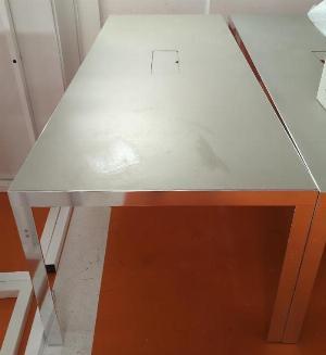 Table de réunion rectangulaire de marque Unifor, plateau en bois et verre fumé avec trappe technique. 74 x 241 x 91 cm. 3 unités. Vendu à l'unité avec faculté de réunion. Localisation : 5 avenue Kleber - 75116 Paris