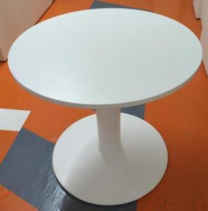 Table ronde de marque Dynamobel, plateau en bois stratifié blanc reposant sur un pied colonne en acier acqué blanc. 73 x 80 cm. 4 unités. Vendu à l'unité avec faculté de réunion. Localisation : 5 avenue Kleber - 75116 Paris