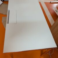 Bureau rectangulaire de marque Unifor, plateau en bois stratifié et verre avec trappe technique, piètement chromé. 74 x 140 x 80 cm. Localisation : 5 avenue Kleber - 75116 Paris – Image 2