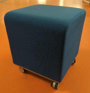 Pouf sur roulettes de marque Allermuir recouvert de tissu bleu. 47 x 41 cm. 50 unités. Vendu à l'unité avec faculté de réunion. Localisation : 5 avenue Kleber - 75116 Paris