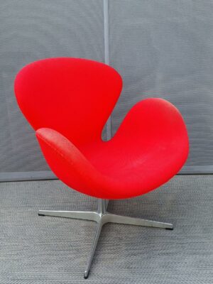 Fauteuil modèle Swan type 3320 design Arne Jacobsen pour Fritz Hansen édition Republic of / Fritz Hansen, recouvert de tissu en laine rouge. Dimensions: 80 x 73 x 66 cm. 2 unités vendues avec faculté de réunion. Localisation : 10 rue du Ballon - 93160 Noisy-le-Grand