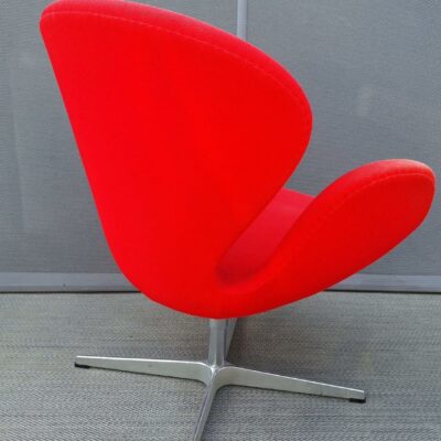 Fauteuil modèle Swan type 3320 design Arne Jacobsen pour Fritz Hansen édition Republic of / Fritz Hansen, recouvert de tissu en laine rouge. Dimensions: 80 x 73 x 66 cm. 2 unités vendues avec faculté de réunion. Localisation : 10 rue du Ballon – 93160 Noisy-le-Grand