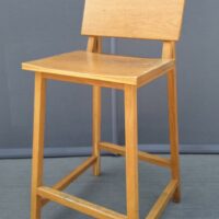 Table haute a plateau en marbre gris clair, piètement colonne en bois à cannelures, vendue avec 4 tabourets hauts en bois massif chêne naturel. Localisation : 10 rue du Ballon - 93160 Noisy-le-Grand – Image 3