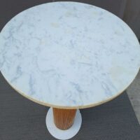 Table haute a plateau en marbre gris clair, piètement colonne en bois à cannelures, vendue avec 4 tabourets hauts en bois massif chêne naturel. Localisation : 10 rue du Ballon - 93160 Noisy-le-Grand – Image 2