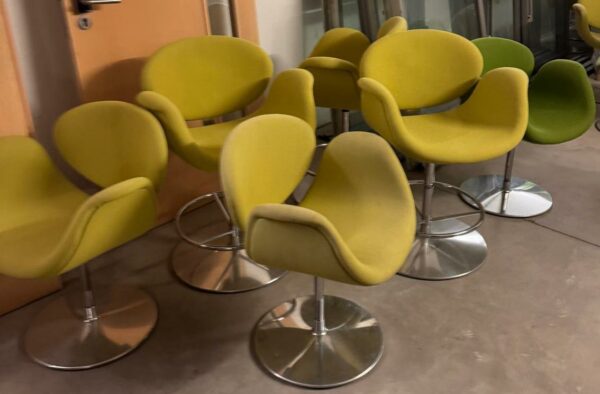 Fauteuil design Pierre Paulin modèle Tulipe F163 tournant édition Artifor recouvert de tissus en laine vert pomme. Usures. 18 unités vendues avec faculté de réunion.