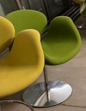 Fauteuil design Pierre Paulin modèle Tulipe F163 tournant édition Artifor recouvert de tissus en laine vert foncé. Usures. 7 unités vendues avec faculté de réunion.