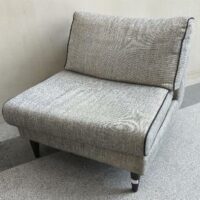 Fauteuil chauffeuse modèle Noa Edition Mason Sarah Lavoine recouvert de tissu chiné gris clair avec liseré noir, pieds en bois, coussins amovibles et déhoussables. Tâches.  Dimensions: 75 X 73 X 82 cm. 4 unités vendues avec faculté de réunion. Localisation : 65 quai Georges Gorse – 92100 Boulogne – Image 2