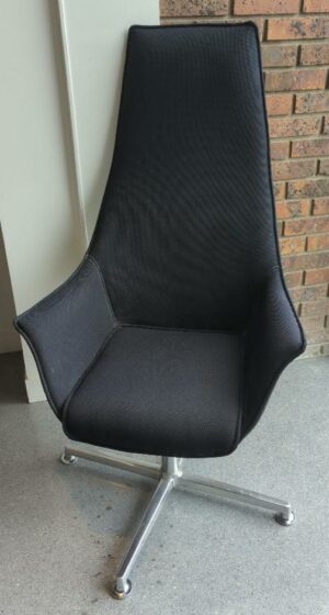 Fauteuil pivotant ajustable en hauteur de marque Kastel modèle Kontea recouvert de tissu noir avec liserés blanc, piétement en étoile à 4 branches sur patins en aluminium.
125 x 70 x 52 cm. 2 unités. Vendu à l'unité avec faculté de réunion. (RDC bat A)