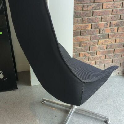 Fauteuil pivotant ajustable en hauteur de marque Kastel modèle Kontea recouvert de tissu noir avec liserés blanc, piétement en étoile à 4 branches sur patins en aluminium.
125 x 70 x 52 cm. 2 unités. Vendu à l’unité avec faculté de réunion. (RDC bat A)