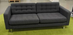 Canapé en tissu chiné gris capitonné, coussins amovibles et déhoussables, pieds en acier chromé. 80 x 205 x 90 cm. 2 unités. Vendu à l'unité avec faculté de réunion. (1er bat A : 1 / RDC bat A : 2)