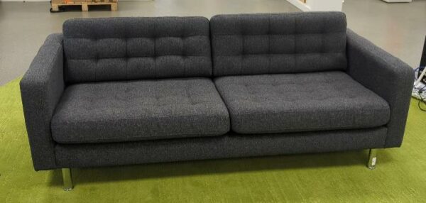 Canapé en tissu chiné gris capitonné, coussins amovibles et déhoussables, pieds en acier chromé. 80 x 205 x 90 cm. 2 unités. Vendu à l'unité avec faculté de réunion. (1er bat A : 1 / RDC bat A : 2)