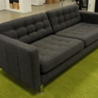 Canapé en tissu chiné gris capitonné, coussins amovibles et déhoussables, pieds en acier chromé. 80 x 205 x 90 cm. 2 unités. Vendu à l'unité avec faculté de réunion. (1er bat A : 1 / RDC bat A : 2) – Image 2