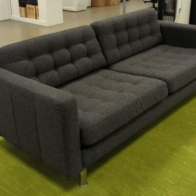 Canapé en tissu chiné gris capitonné, coussins amovibles et déhoussables, pieds en acier chromé. 80 x 205 x 90 cm. 2 unités. Vendu à l’unité avec faculté de réunion. (1er bat A : 1 / RDC bat A : 2)