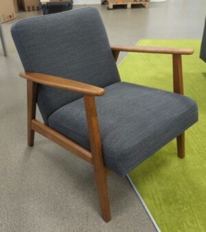 Fauteuil de style scandinave recouvert de tissu chiné gris, armature en bois. 72 x 60 x 82 cm. 2 unités. Vendu à l'unité avec faculté de réunion. (1er bat A : 1 / RDC bat A : 1)