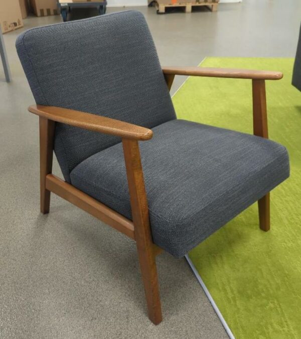 Fauteuil de style scandinave recouvert de tissu chiné gris, armature en bois. 72 x 60 x 82 cm. 2 unités. Vendu à l'unité avec faculté de réunion. (1er bat A : 1 / RDC bat A : 1)