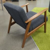 Fauteuil de style scandinave recouvert de tissu chiné gris, armature en bois. 72 x 60 x 82 cm. 2 unités. Vendu à l'unité avec faculté de réunion. (1er bat A : 1 / RDC bat A : 1) – Image 2