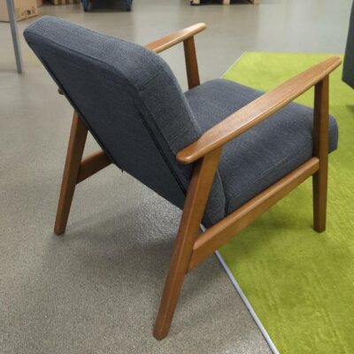 Fauteuil de style scandinave recouvert de tissu chiné gris, armature en bois. 72 x 60 x 82 cm. 2 unités. Vendu à l’unité avec faculté de réunion. (1er bat A : 1 / RDC bat A : 1)