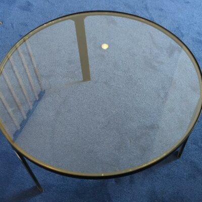 Table basse ronde tripode, structure en métal noir, plateau en verre transparent. 40 x 70 cm. (RDC bat A)