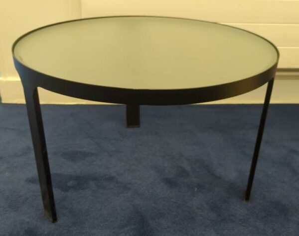 Table basse ronde tripode, structure en métal noir, plateau en verre opaque. 32 x 50 cm. (RDC bat A)