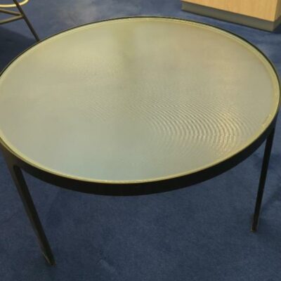 Table basse ronde tripode, structure en métal noir, plateau en verre opaque. 32 x 50 cm. (RDC bat A)