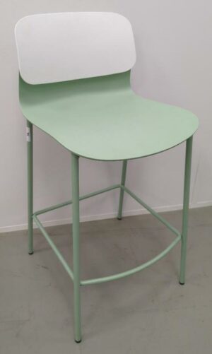 Paire de chaises hautes design Iratzoki & Lizaso modèle Klik édition Sokoa, coque en plastique vert avec dossier blanc, structure en acier laqué vert. 91 x 42 x 50 cm. (SS bat A)