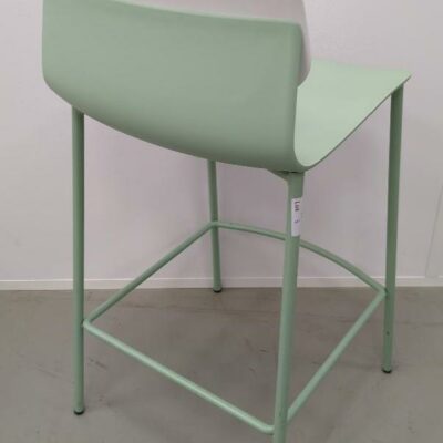 Paire de chaises hautes design Iratzoki & Lizaso modèle Klik édition Sokoa, coque en plastique vert avec dossier blanc, structure en acier laqué vert. 91 x 42 x 50 cm. (SS bat A)