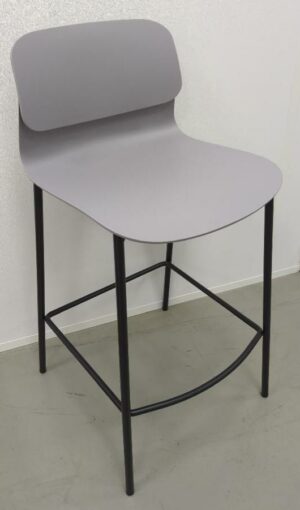 Paire de chaises hautes design Iratzoki & Lizaso modèle Klik édition Sokoa, coque en plastique gris, structure en acier laqué noir. 91 x 42 x 50 cm. (SS bat A)
