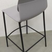 Paire de chaises hautes design Iratzoki & Lizaso modèle Klik édition Sokoa, coque en plastique gris, structure en acier laqué noir. 91 x 42 x 50 cm. (SS bat A) – Image 2