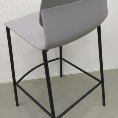 Paire de chaises hautes design Iratzoki & Lizaso modèle Klik édition Sokoa, coque en plastique gris, structure en acier laqué noir. 91 x 42 x 50 cm. (SS bat A)