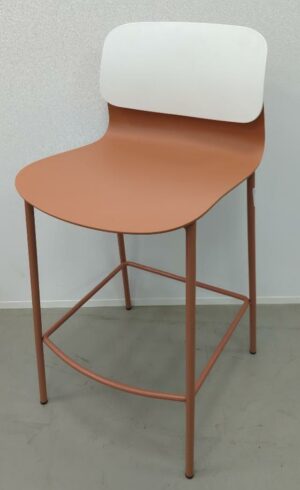 Chaise haute design Iratzoki & Lizaso modèle Klik édition Sokoa, coque en plastique saumon avec dossier blanc, structure en acier laqué saumon. 91 x 42 x 50 cm. (SS bat A)