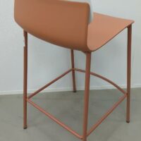 Chaise haute design Iratzoki & Lizaso modèle Klik édition Sokoa, coque en plastique saumon avec dossier blanc, structure en acier laqué saumon. 91 x 42 x 50 cm. (SS bat A) – Image 2
