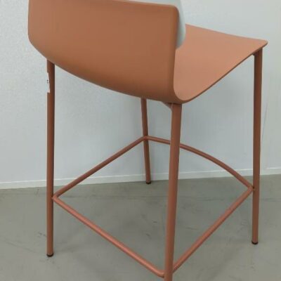 Chaise haute design Iratzoki & Lizaso modèle Klik édition Sokoa, coque en plastique saumon avec dossier blanc, structure en acier laqué saumon. 91 x 42 x 50 cm. (SS bat A)
