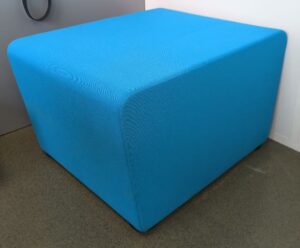 Pouf de marque Sokoa recouvert de tissu bleu sur 4 patins en plastique noir. 42 x 55 x 66 cm. 2 unités. Vendu à l'unité avec faculté de réunion. (1er bat A, RDC bat A (bureau SG)
idem 29