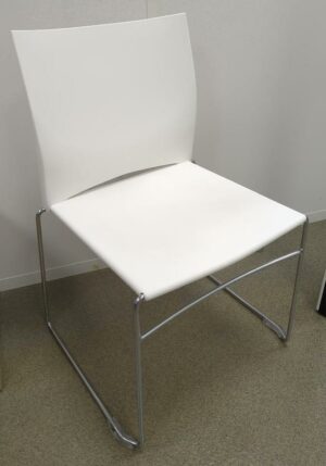 Chaise empilable avec assise et dossier en plastique blanc, piètement luge en acier chromé. 85 x 45 x 45 cm. 58 unités. Vendu à l'unité avec faculté de réunion. (1er bat A : 24 / RDC bat A : 30 / SS bat A : 4)