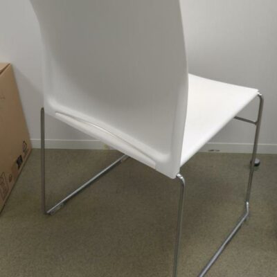 Chaise empilable avec assise et dossier en plastique blanc, piètement luge en acier chromé. 85 x 45 x 45 cm. 58 unités. Vendu à l’unité avec faculté de réunion. (1er bat A : 24 / RDC bat A : 30 / SS bat A : 4)
