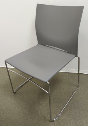 Chaise empilable avec assise et dossier en plastique gris, piètement luge en acier chromé. 85 x 45 x 45 cm. 55 unités. Vendu à l'unité avec faculté de réunion. (1er bat A : 21 / RDC bat A : 22 / SS bat A : 12)